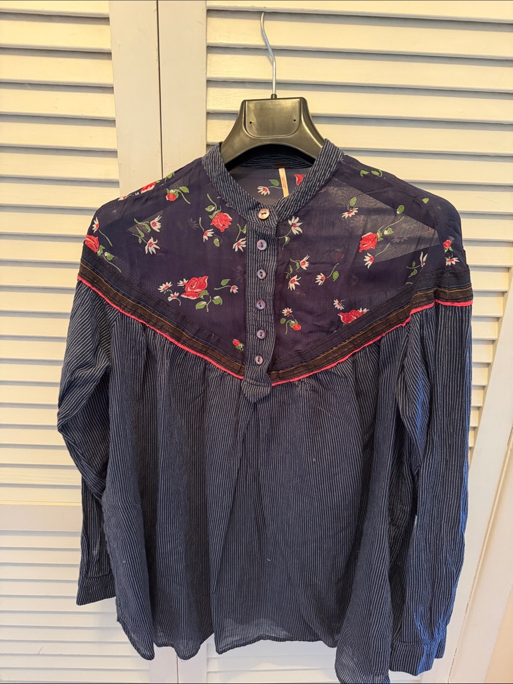 Free people Striped Navy Button-Up Blouse with Floral Yoke blousonXS